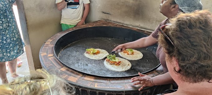 Préparation des cassaves devant les clients à la kassaverie Ti-Kabet de Petit-Bourg