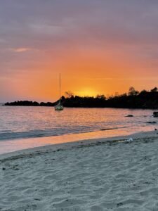 Petite Anse au coucher du soleil en Guadeloupe à Bouillante