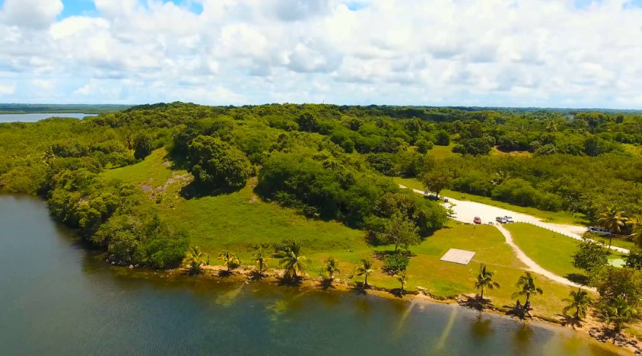 Le littoral de vieux bourg morne à l'eau offre de pittoresque randonnées en Guadeloupe