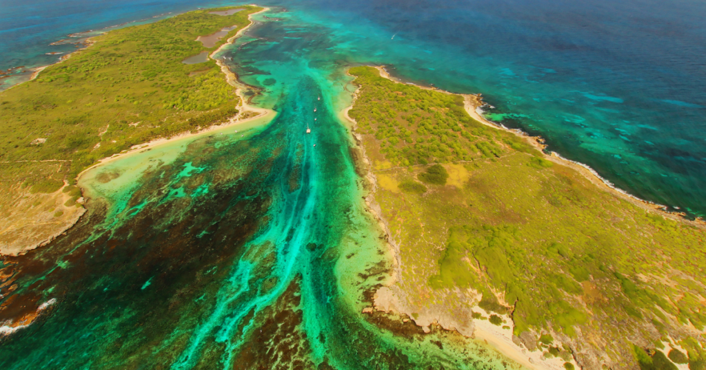 Les deux ilots de Petite Terre en Guadeloupe. A droite Terre de Haut et à gauche Terre de Bas.