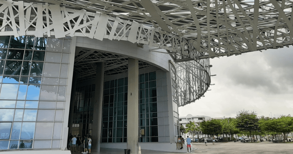 Le mémorial Acte à Pointe-à-Pitre est idéal à visiter lorsqu'il pleut en Guadeloupe. Pour connaître l'histoire de la Guadeloupe