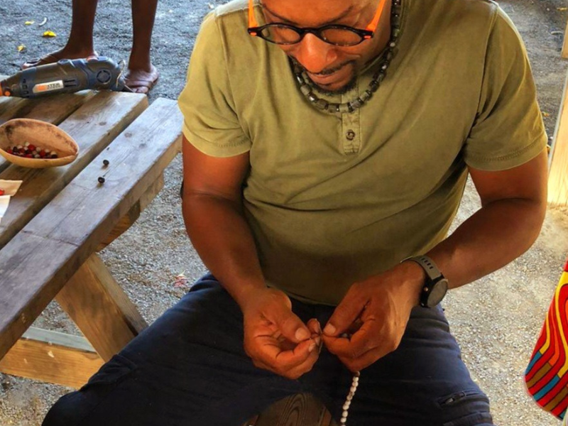 Atelier de création de bijoux en graines en Guadeloupe par Néfertiti