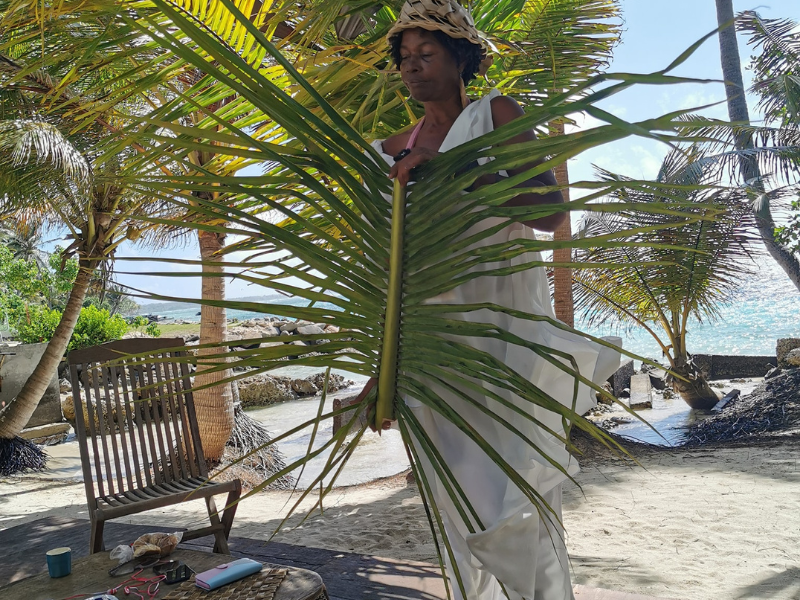 Atelier de tressage de feuilles de cocotier