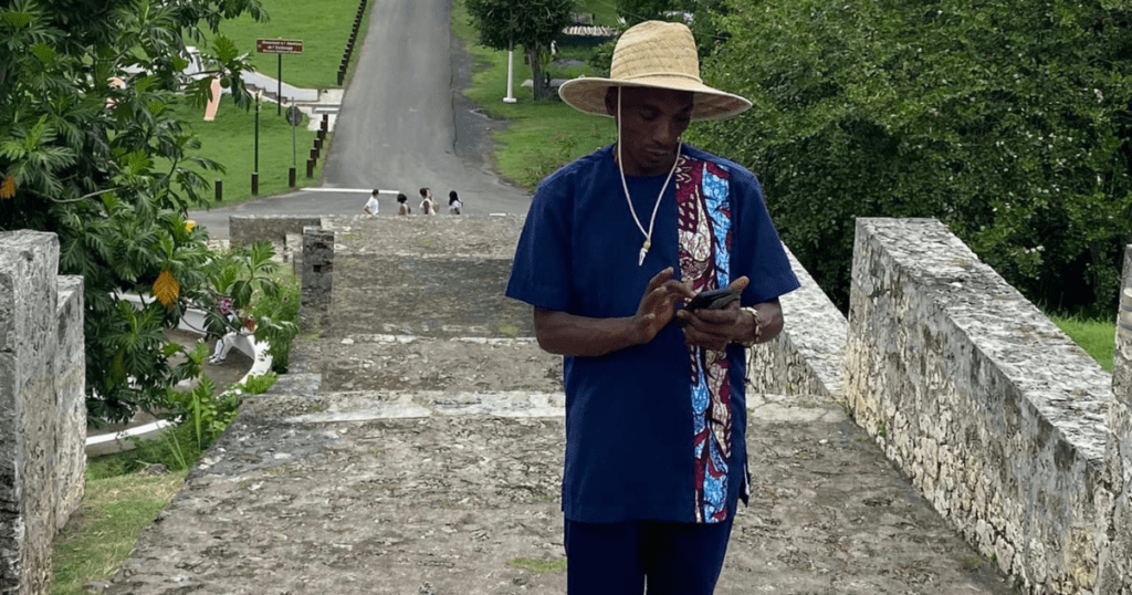 Le conteur ancestral sur les marches des esclaves à petit-canal en Guadeloupe