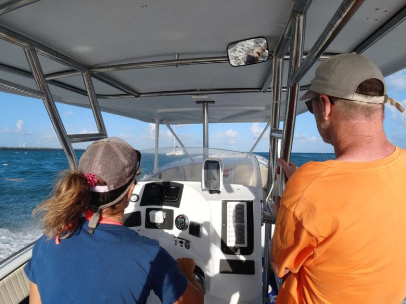 Julia capitaine du bateau Calypso Salty Sail Event en pleine navigation lors excursion en bateau dans le grand cul-de-sac marin