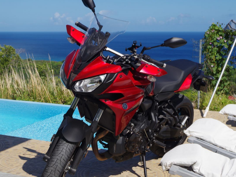 Visite guidée de la Guadeloupe en moto avec chauffeur (1 personne)