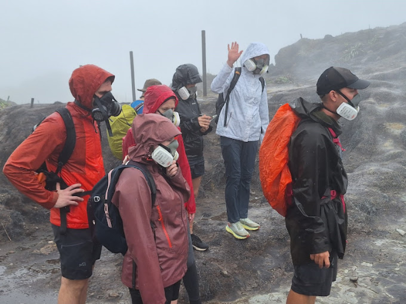 Explorez le sommet de la Soufrière avec un guide expert ! Découvrez ce volcan actif, ses paysages grandioses et ses secrets lors d'une randonnée inoubliable.