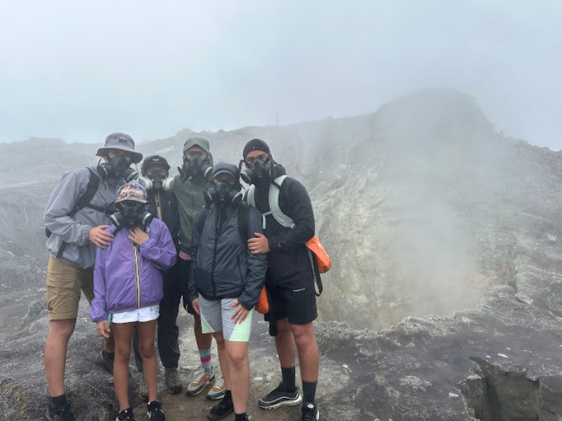 Explorez le sommet de la Soufrière avec un guide expert ! Découvrez ce volcan actif, ses paysages grandioses et ses secrets lors d'une randonnée inoubliable.