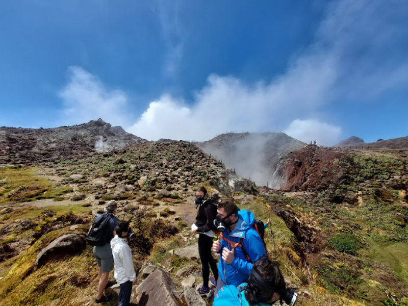 Explorez le sommet de la Soufrière avec un guide expert ! Découvrez ce volcan actif, ses paysages grandioses et ses secrets lors d'une randonnée inoubliable.