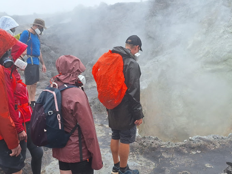 Explorez le sommet de la Soufrière avec un guide expert ! Découvrez ce volcan actif, ses paysages grandioses et ses secrets lors d'une randonnée inoubliable.