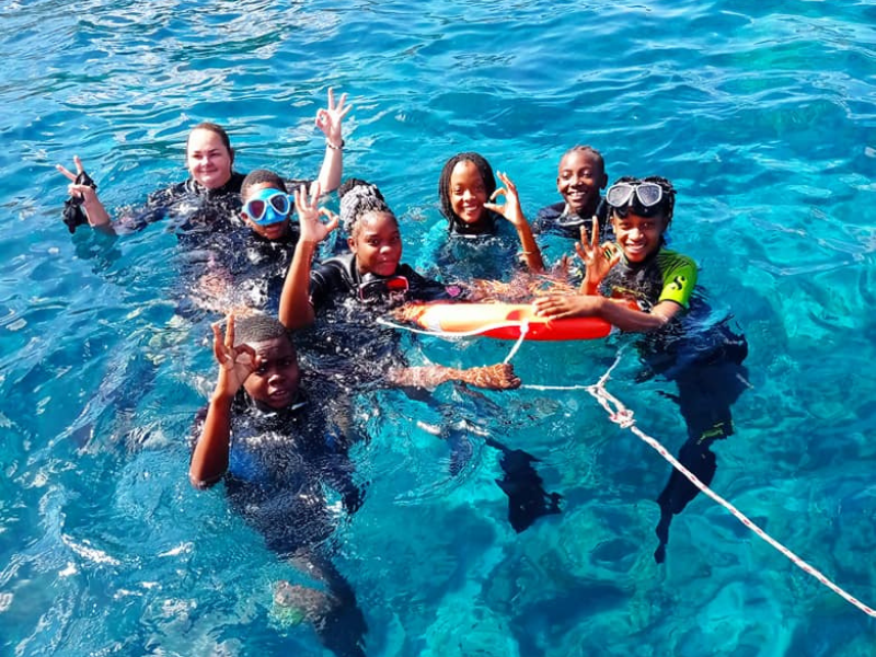 Snorkeling avec masque, tuba et palmes dans la Réserve Cousteau