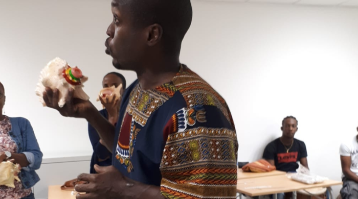 Cours d'apprentissage de la conque à lambi en Guadeloupe